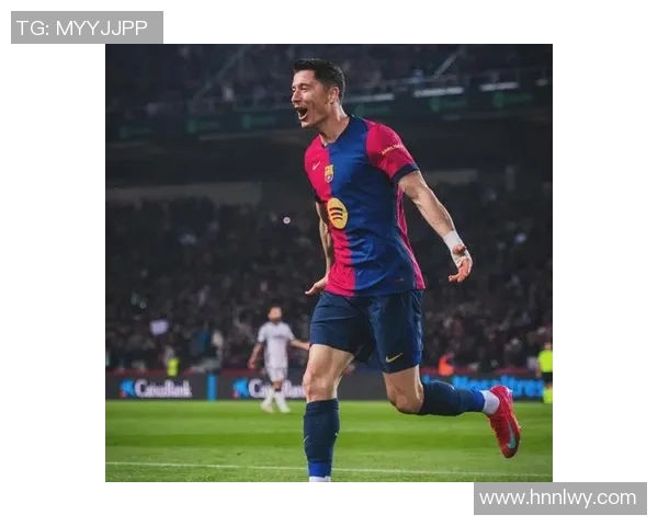 莱万欧冠赛场火力全开10场打入12球射手榜领跑稳获金靴